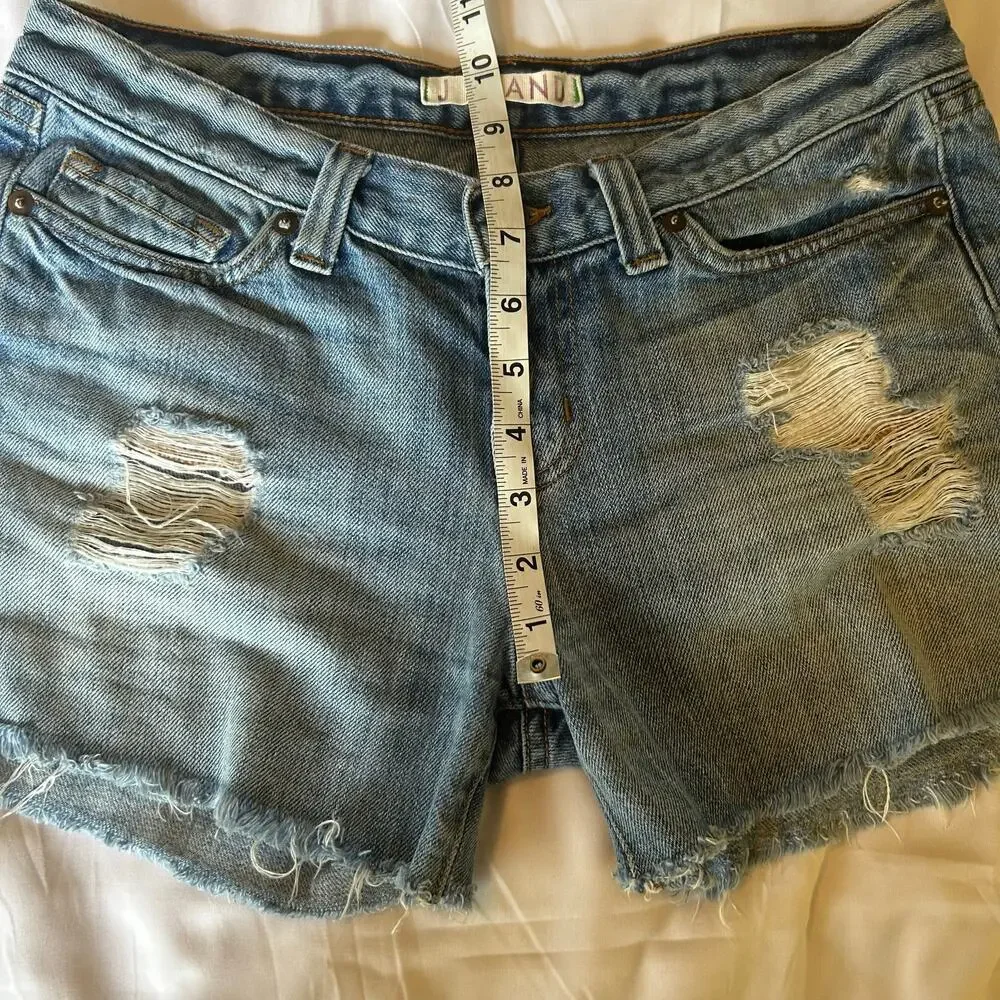 J brand cotton denim soho shorts with frayed hem. Women size 26